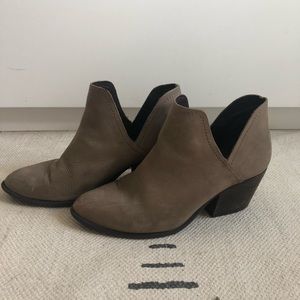 BARELY WORN Steve Madden Adelphi Booties
